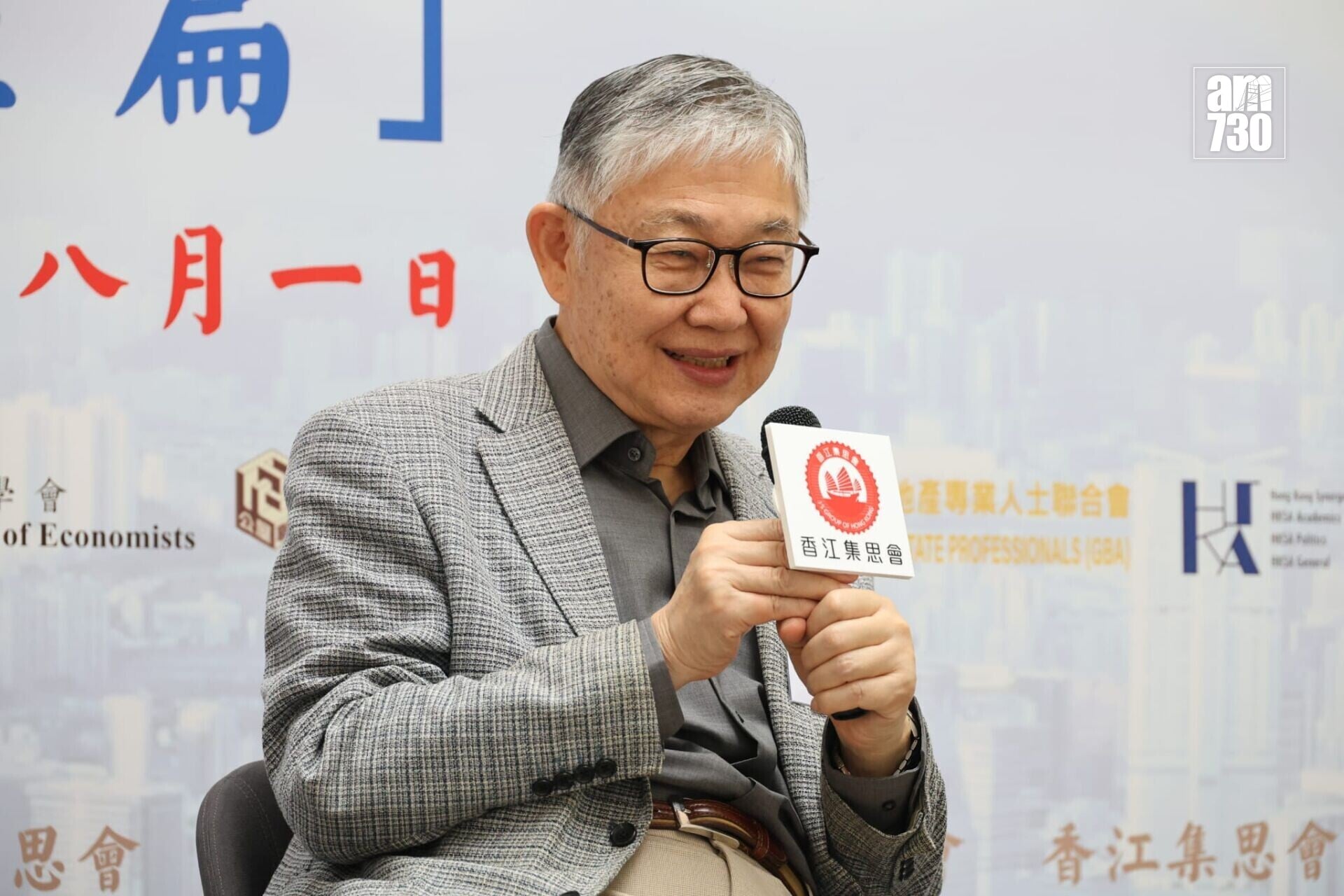 施永青表示,「係咪全民入住公屋,是(政府)一個好大嘅成績呢?」。(羅錦鴻攝)