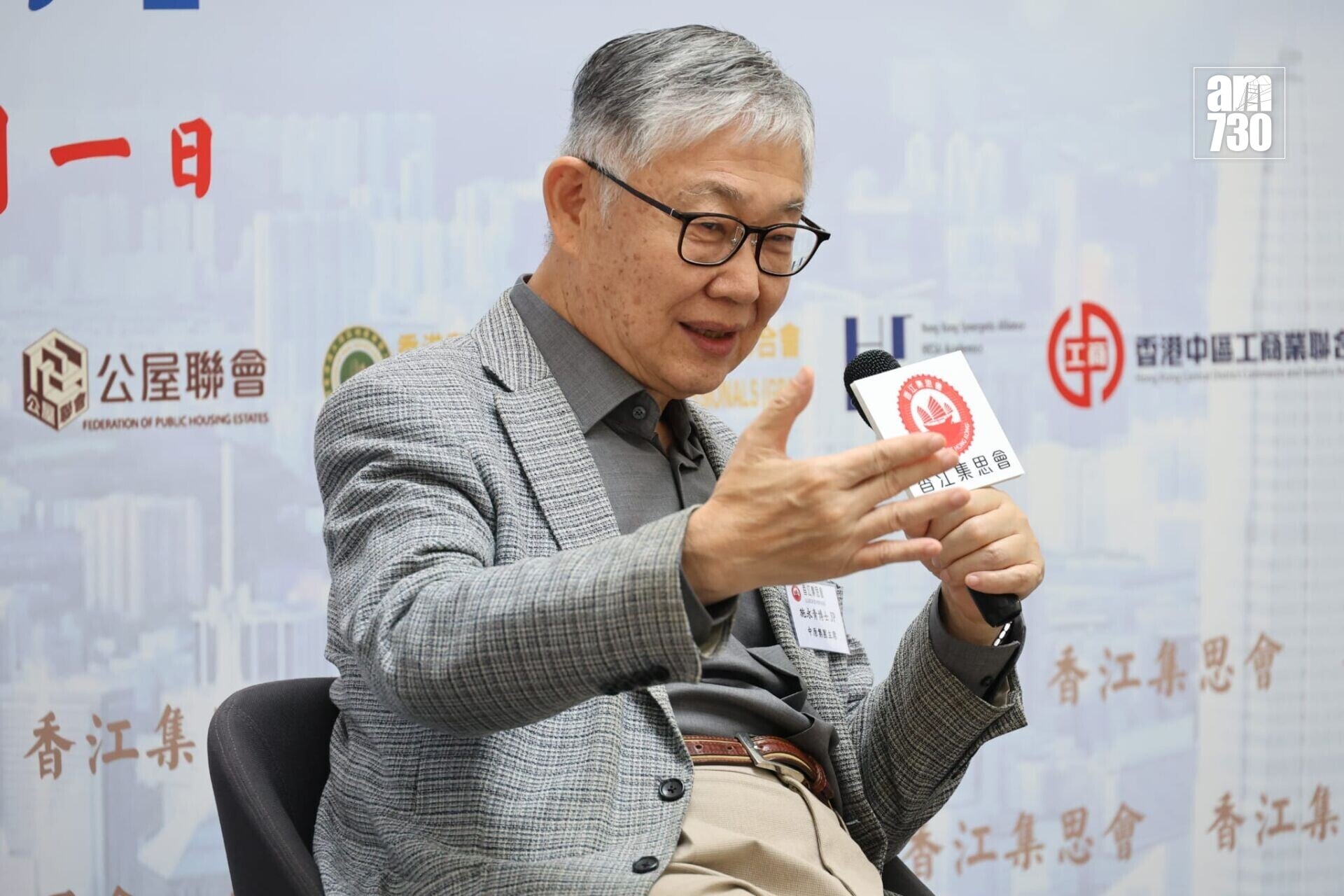 施永青表示,「係咪全民入住公屋,是(政府)一個好大嘅成績呢?」。(羅錦鴻攝)