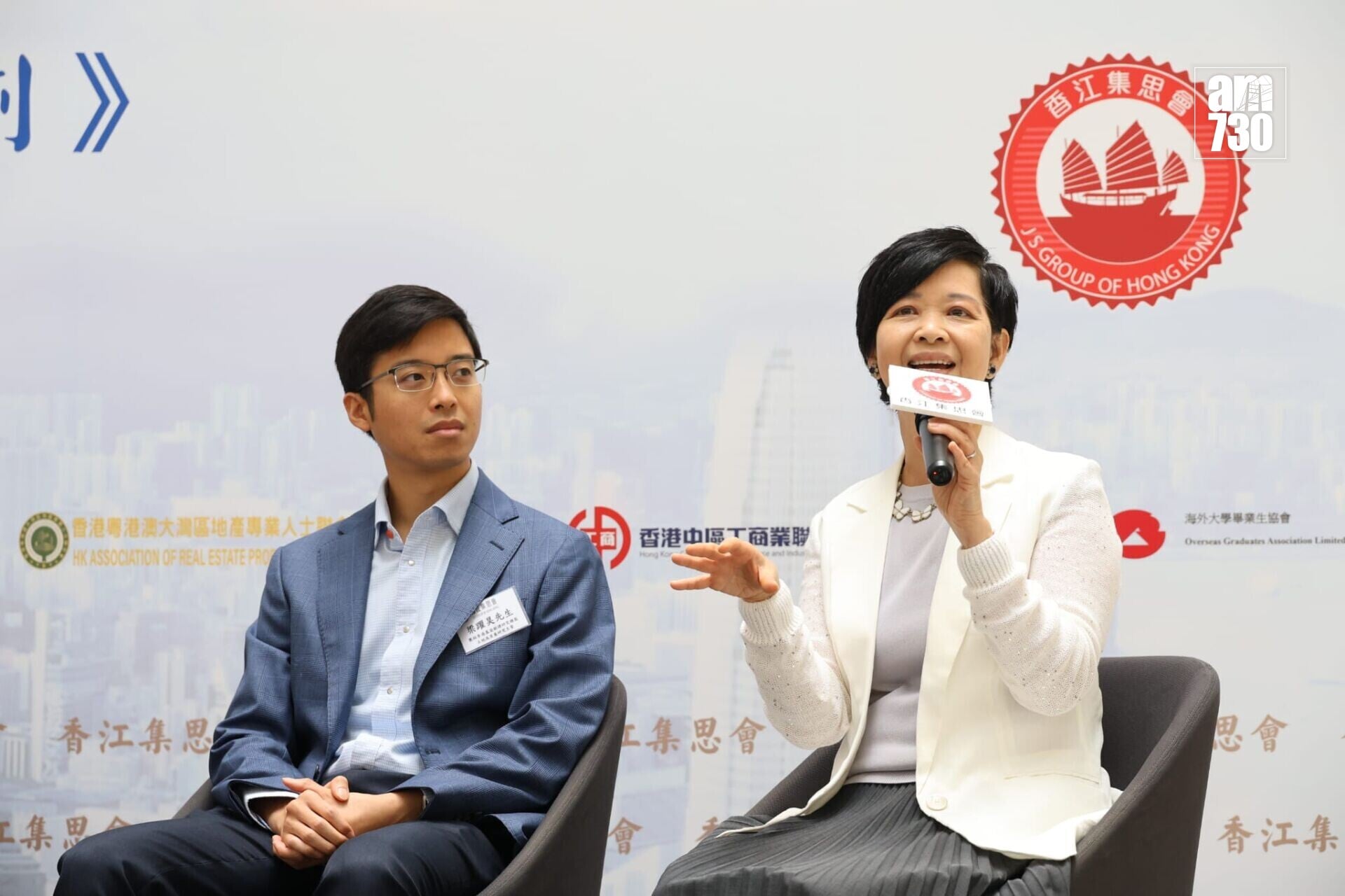 何永賢表示,本港曾停建居屋逾10年,致房屋階梯出現斷裂。(羅錦鴻攝)