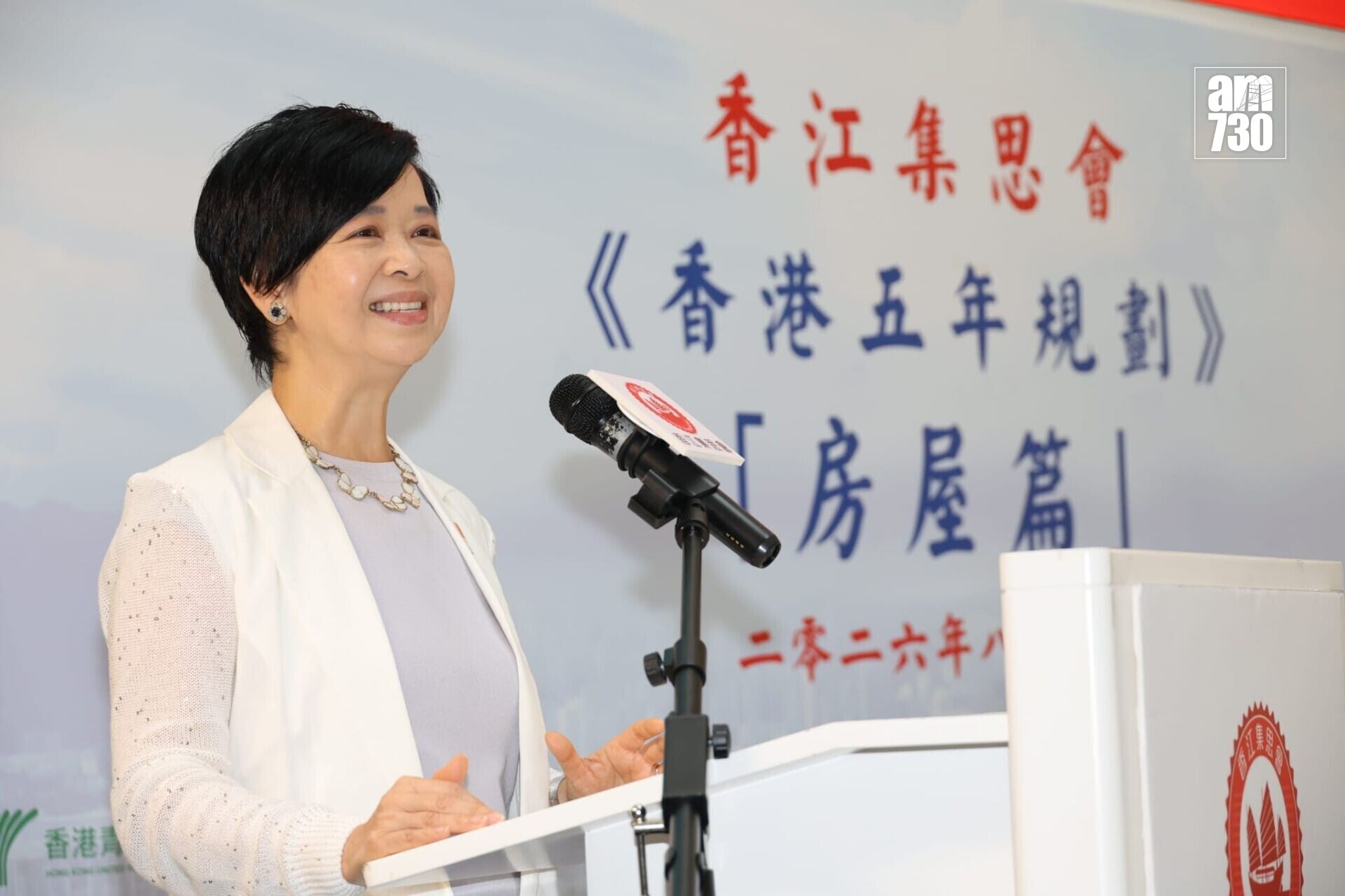 何永賢表示,本港曾停建居屋逾10年,致房屋階梯出現斷裂。(羅錦鴻攝)