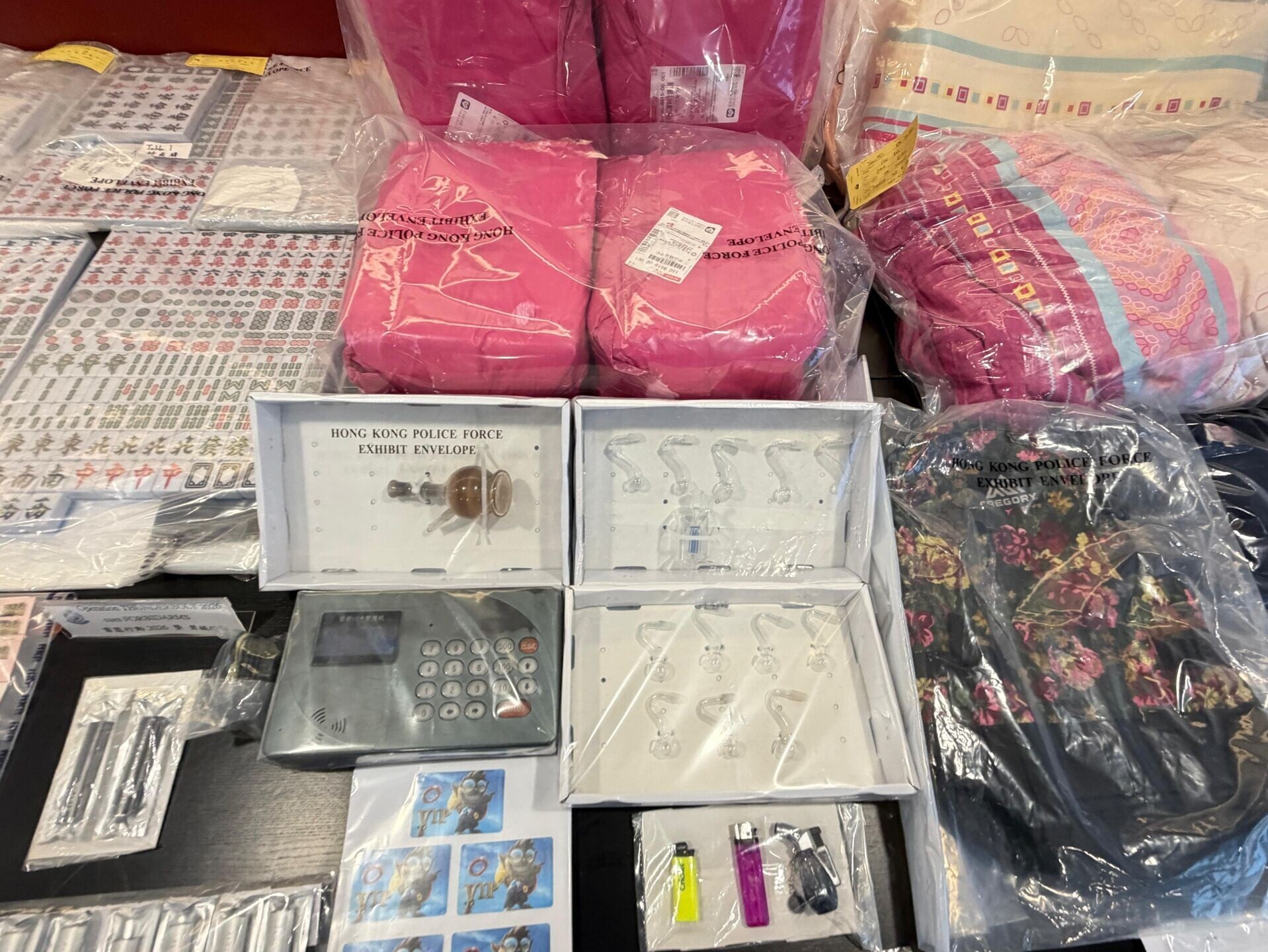 警方在行動中成功瓦解1個活躍於全港的非法收債集團,並同步破獲1個賣淫場所、1個毒窟及3個非法賭博場所。