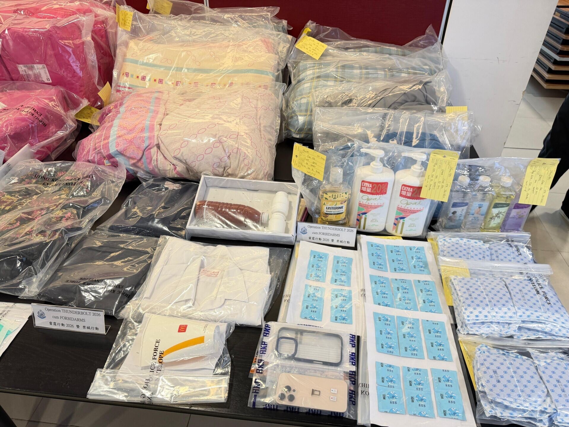 警方在行動中成功瓦解1個活躍於全港的非法收債集團,並同步破獲1個賣淫場所、1個毒窟及3個非法賭博場所。