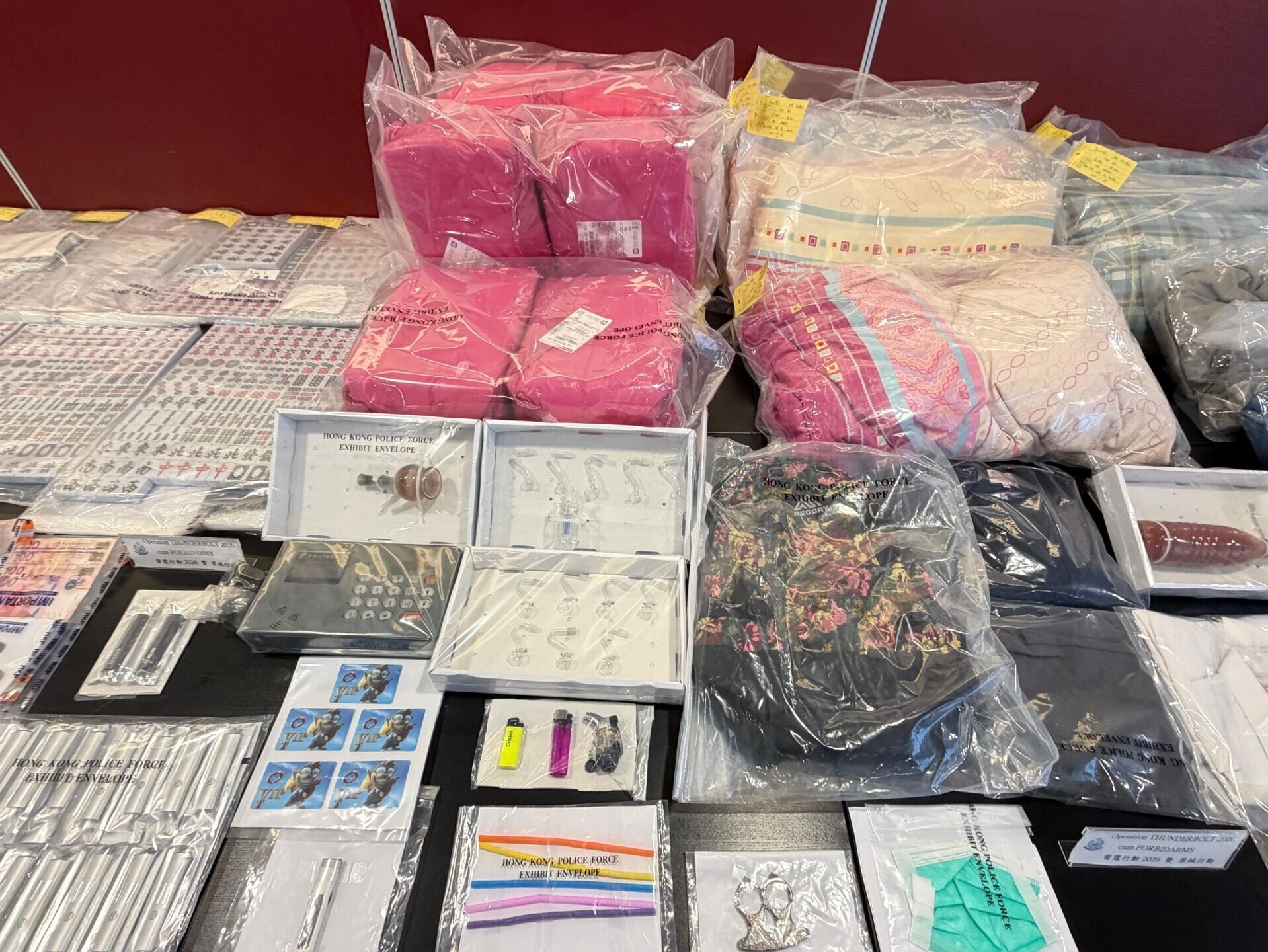 警方在行動中成功瓦解1個活躍於全港的非法收債集團,並同步破獲1個賣淫場所、1個毒窟及3個非法賭博場所。