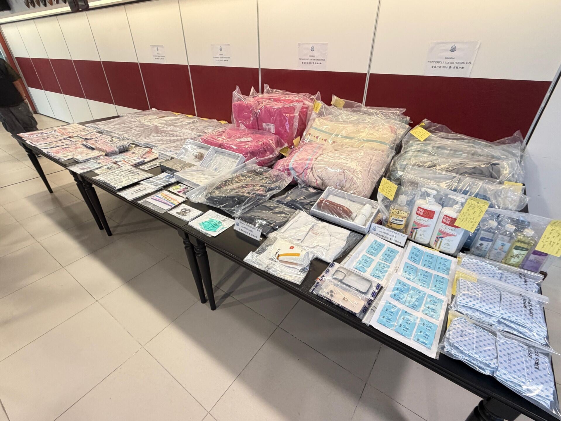 警方在行動中成功瓦解1個活躍於全港的非法收債集團,並同步破獲1個賣淫場所、1個毒窟及3個非法賭博場所。