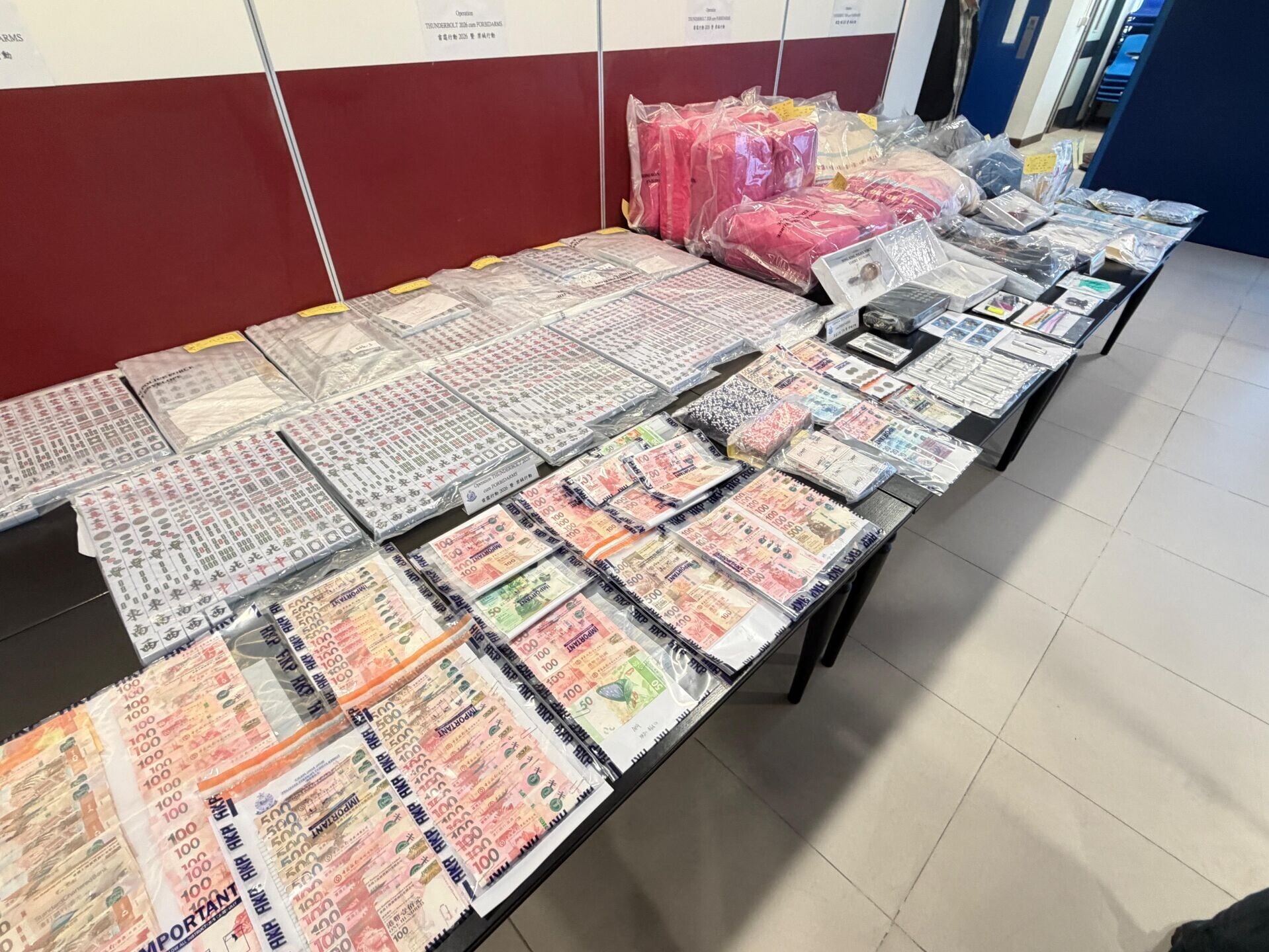 警方在行動中成功瓦解1個活躍於全港的非法收債集團,並同步破獲1個賣淫場所、1個毒窟及3個非法賭博場所。