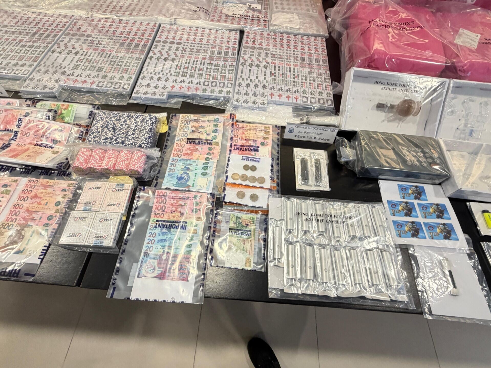 警方在行動中成功瓦解1個活躍於全港的非法收債集團,並同步破獲1個賣淫場所、1個毒窟及3個非法賭博場所。