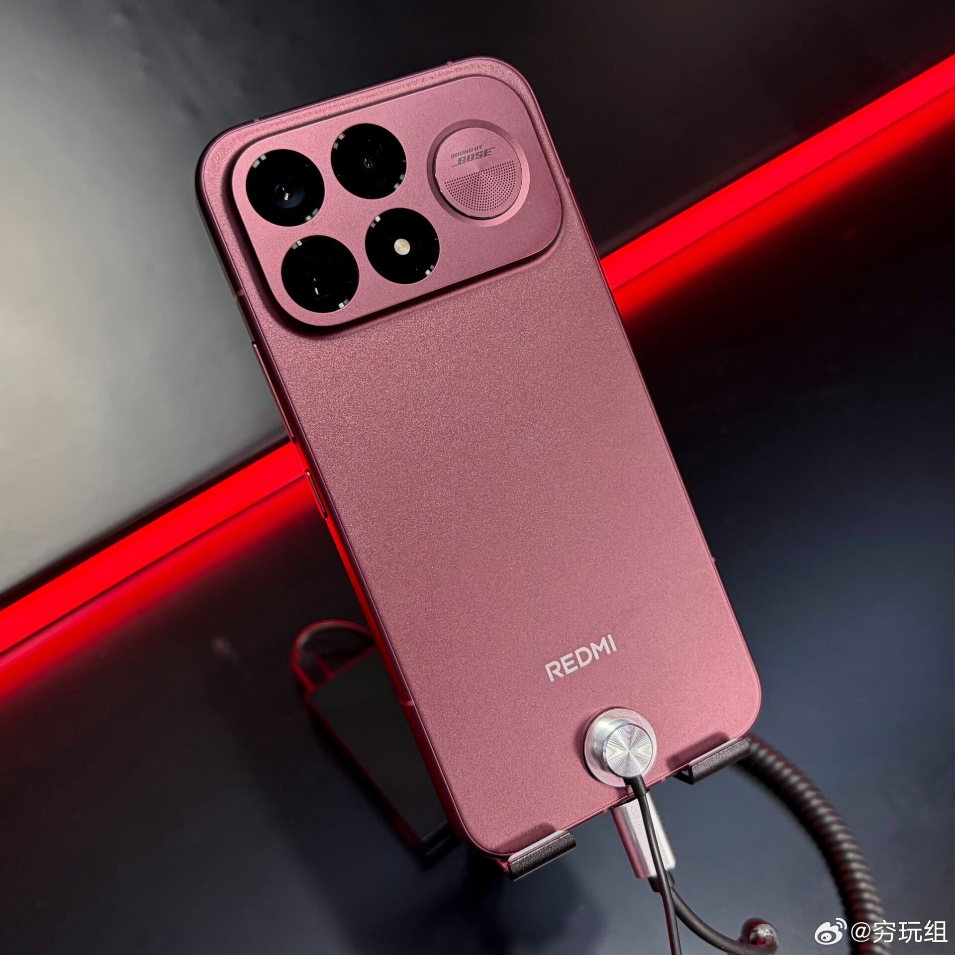 REDMI 新作 K100 Pro 旗艦手機在7月31日於ChinaJoy 展覽會亮相(網上圖片)