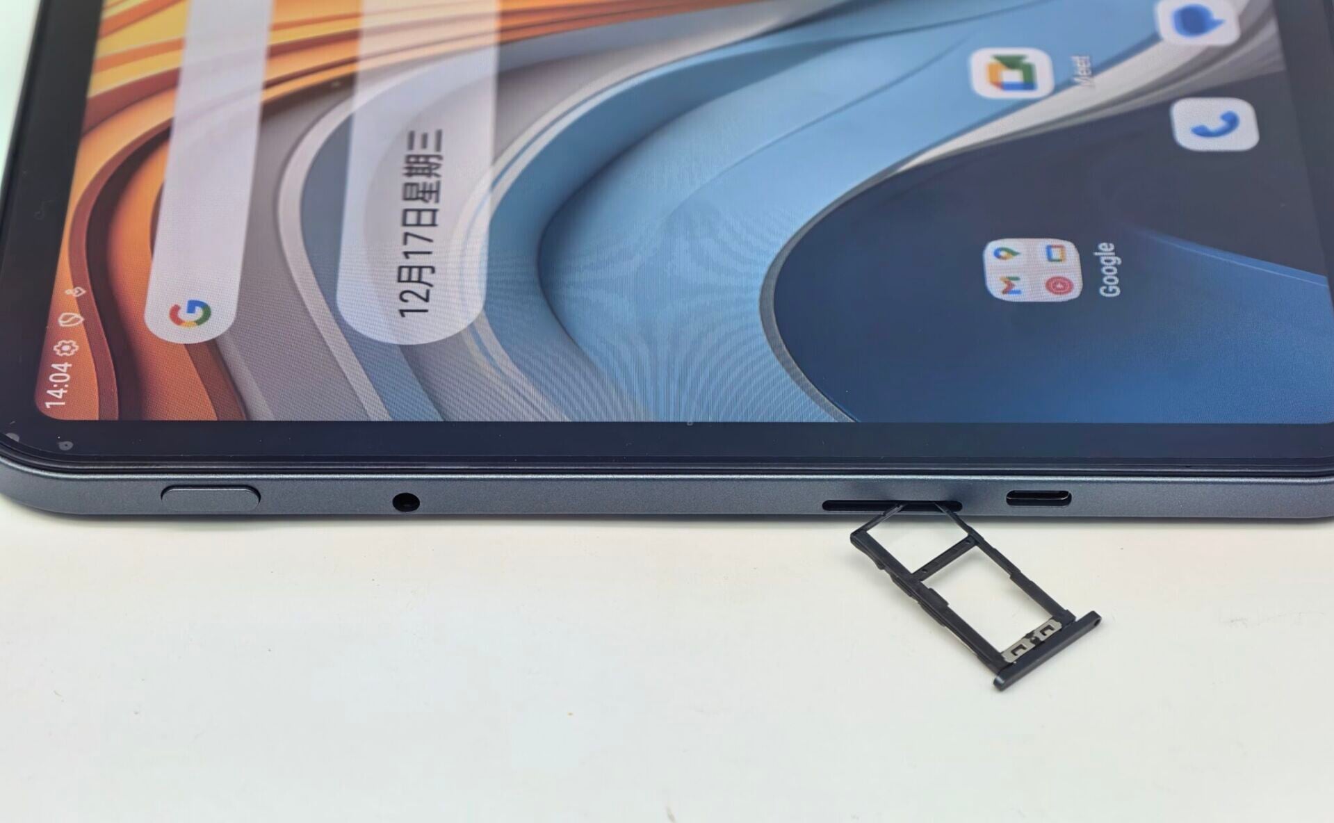 Teclast T65 平板電腦機側三選二 SIM 卡卡槽、3.5mm 耳機插槽、電源鍵及 TYPE-C 充電接口