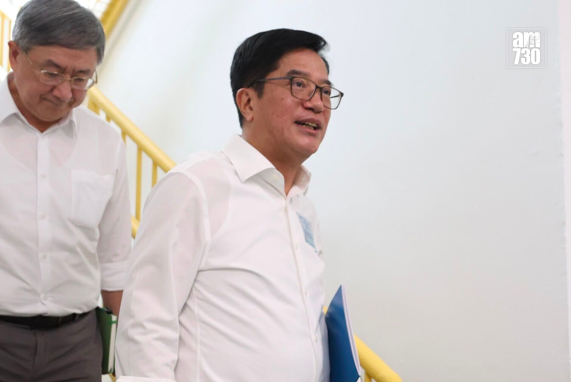 財政司副司長黃偉綸(前)和政務司副司長卓永興。(周令知攝)