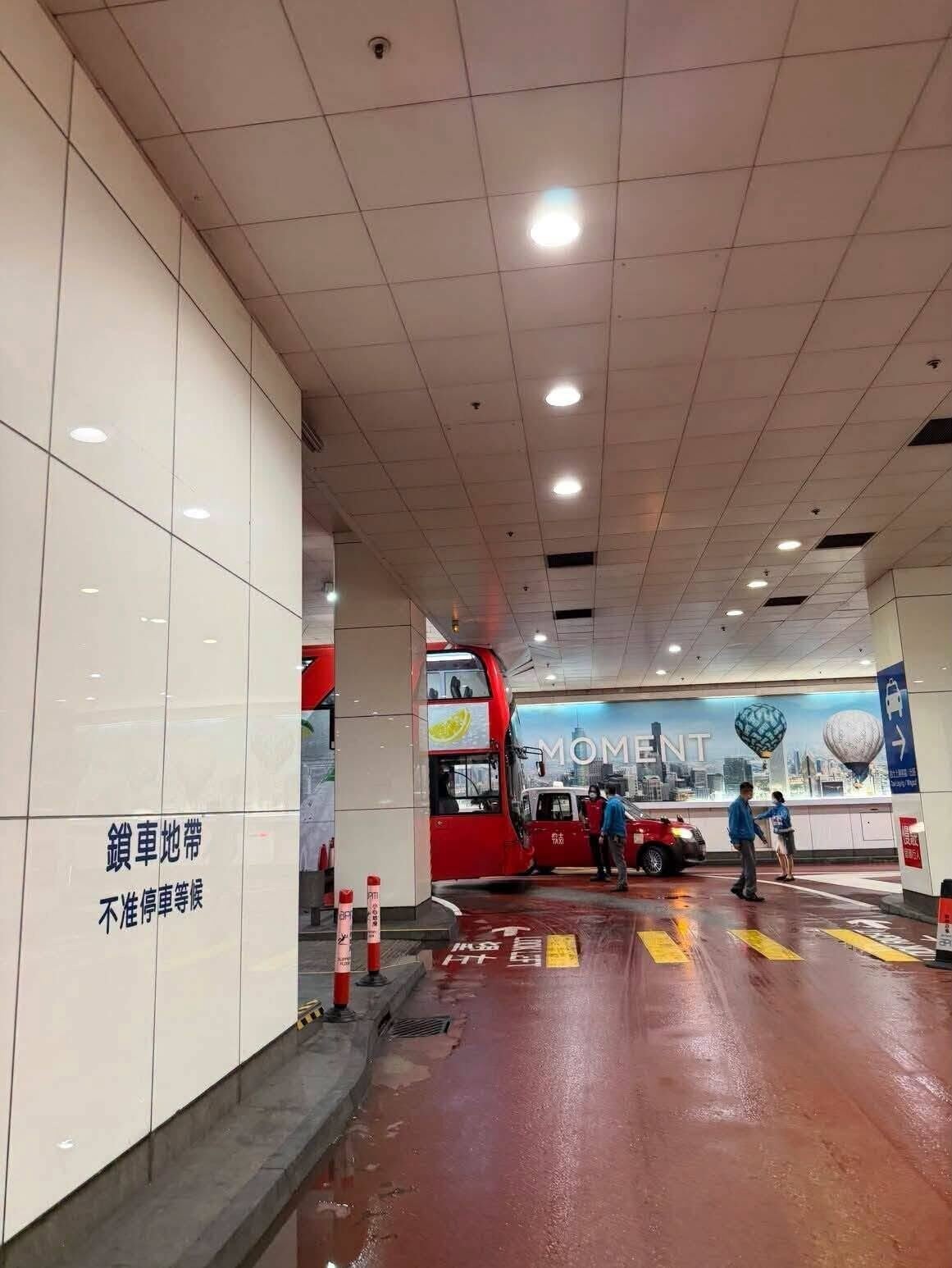 74X駛至巴士站時誤入站內行車通道發生事故。(網上圖片)
