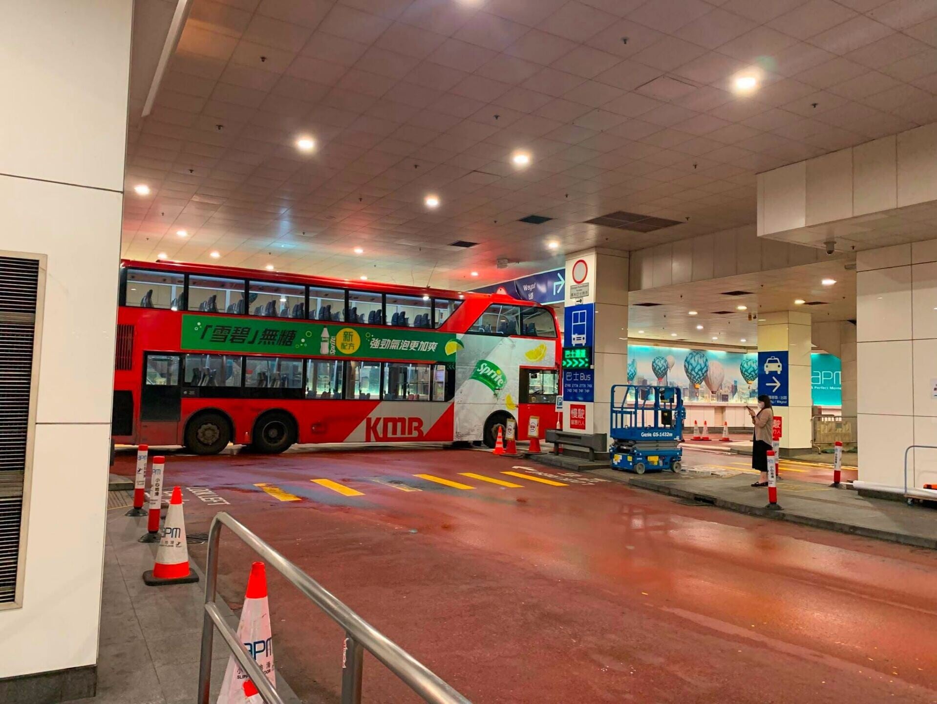 74X駛至巴士站時誤入站內行車通道發生事故。(網上圖片)