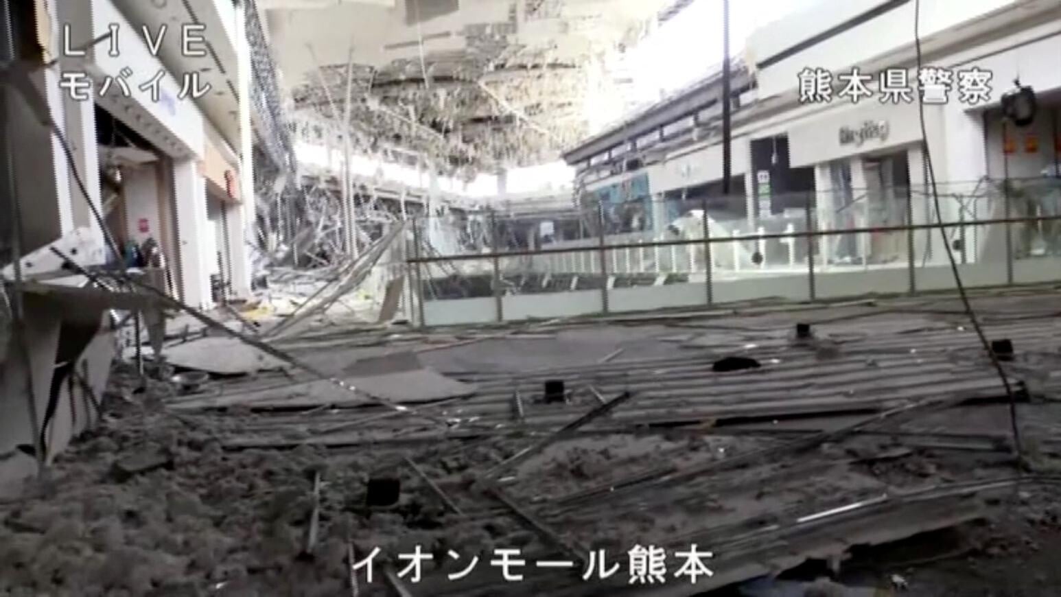 「AEON MALL熊本」爆炸後內部情況。(圖/路透社)