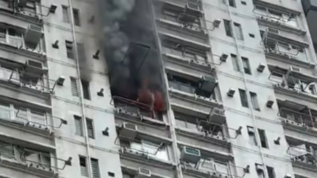 青衣長康邨康順樓單位發生火警(葵青區議員梁嘉銘facebook影片截圖)