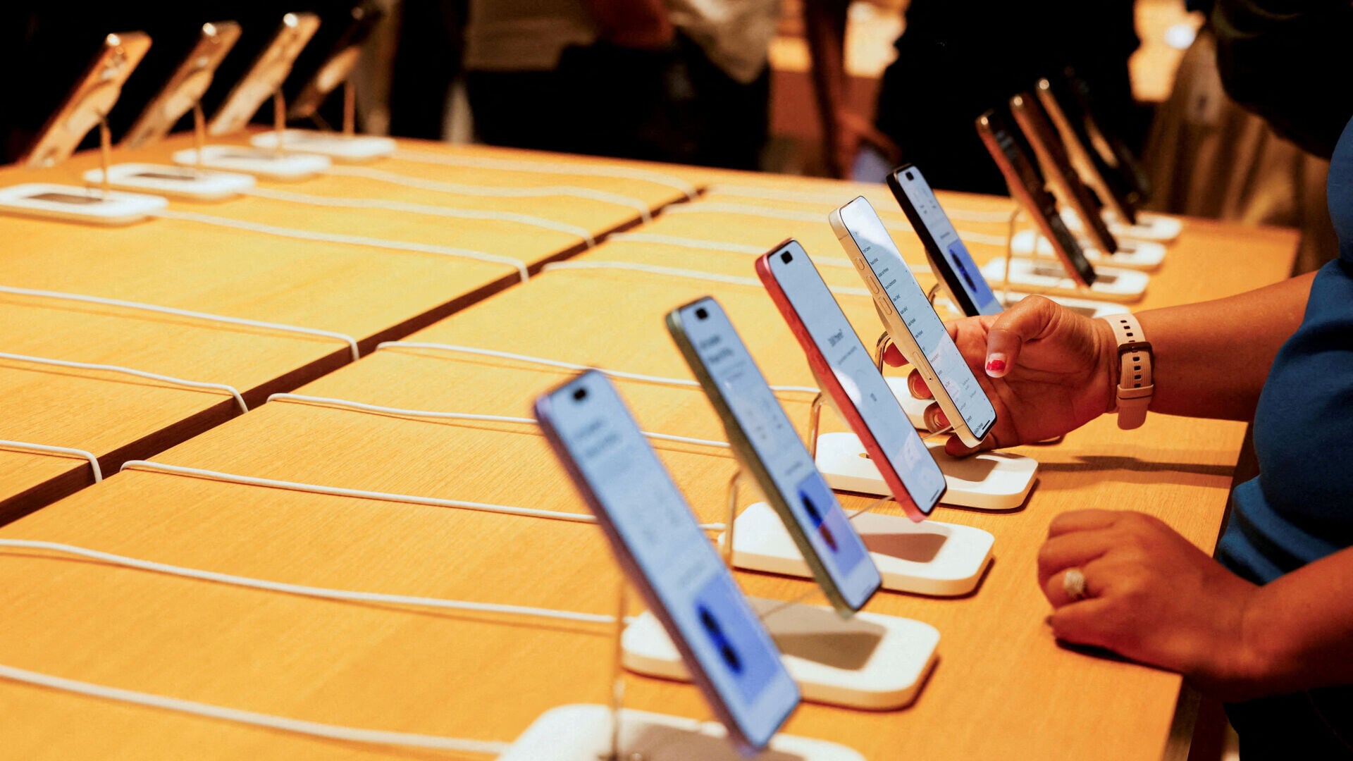 Mark Gurman預料，摺疊屏幕的iPhone售價超過2,000美元。(資料圖片/路透社)