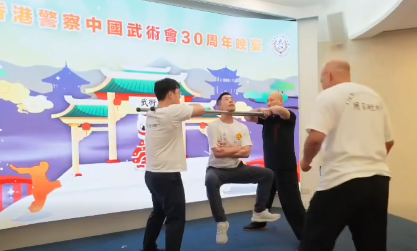 香港警察中國武術會舉行「三十周年會慶暨名譽會長就職典禮」晚宴,有成員表演中國傳統武術中的「鐵襠功」,用頸力懸空被人用腳踢下陰10下。(影片截圖)