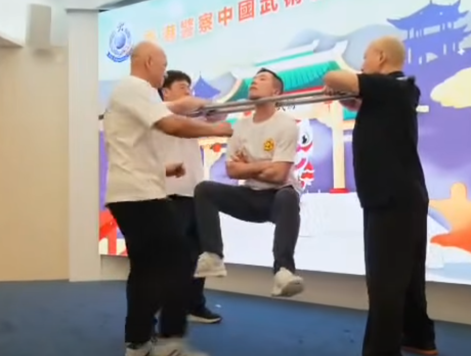 香港警察中國武術會舉行「三十周年會慶暨名譽會長就職典禮」晚宴,有成員表演中國傳統武術中的「鐵襠功」,用頸力懸空被人用腳踢下陰10下。(影片截圖)