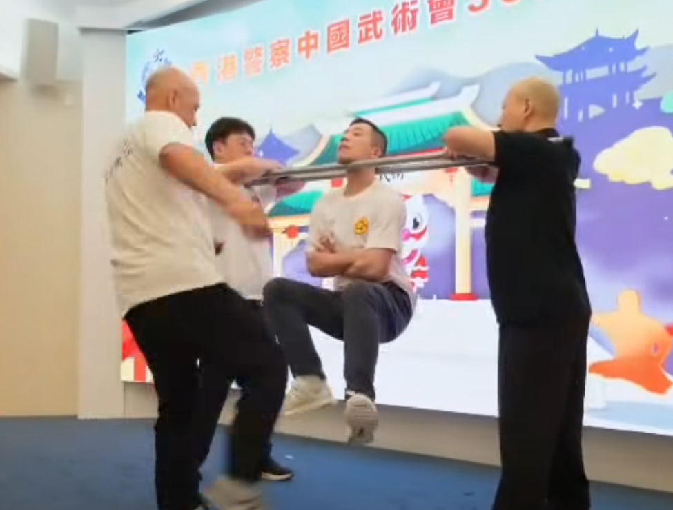 香港警察中國武術會舉行「三十周年會慶暨名譽會長就職典禮」晚宴,有成員表演中國傳統武術中的「鐵襠功」,用頸力懸空被人用腳踢下陰10下。(影片截圖)