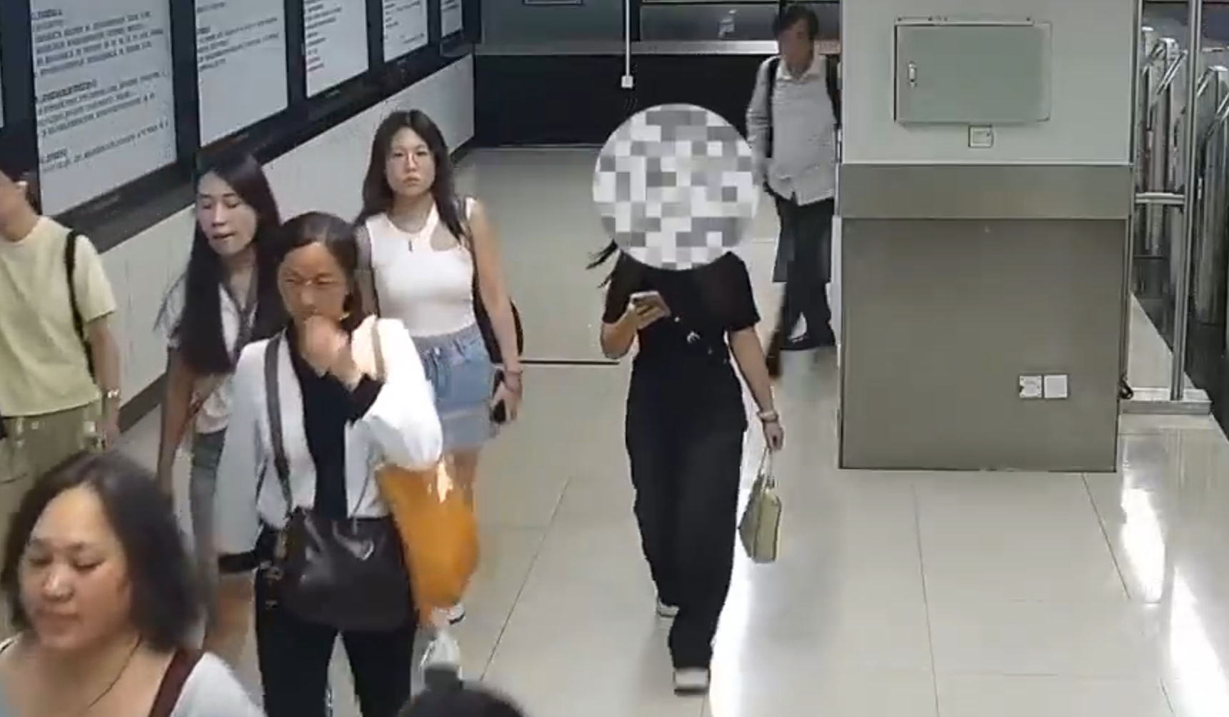 內地海關總署通報,一名女子近日經羅湖口岸從香港入境廣東深圳時,因在內衣藏匿三隻名錶被海關查獲。