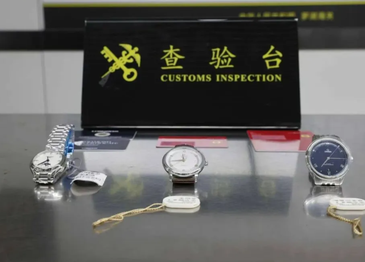 內地海關總署通報,一名女子近日經羅湖口岸從香港入境廣東深圳時,因在內衣藏匿三隻名錶被海關查獲。