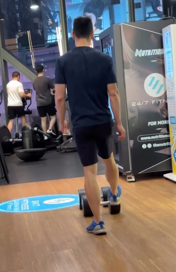 一名男顧客在一間連鎖健身中心「24/7 FITNESS」的銅鑼灣分店內,將一個重30kg的啞鈴用腳來回推動。(Threads)