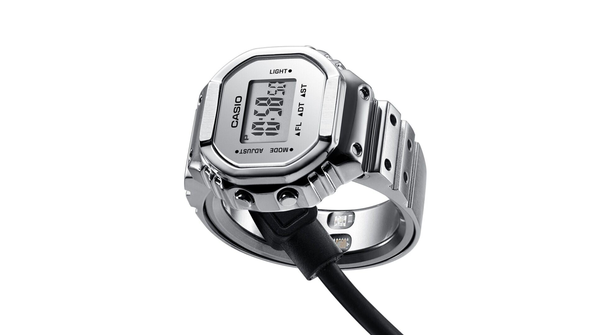 Casio Ring Watch充電可使用4至6天。