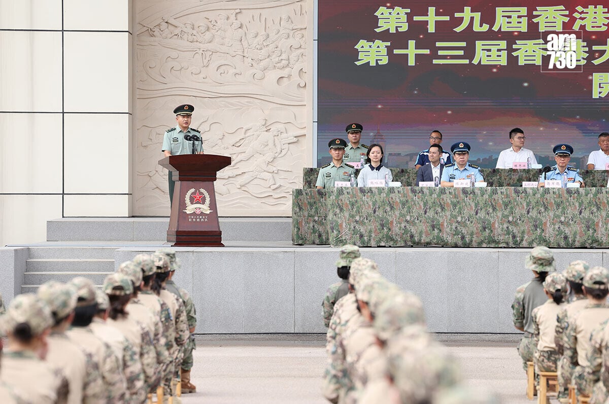 駐港解放軍青少年軍事夏令營暨大學生軍事生活體驗營舉行開營儀式,張春山寄語學員嚴守紀律、刻苦拼搏。(中通社)