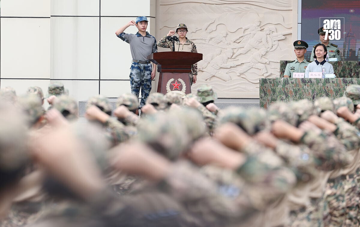 駐港解放軍青少年軍事夏令營暨大學生軍事生活體驗營舉行開營儀式,期間學員在場宣誓。(中通社)