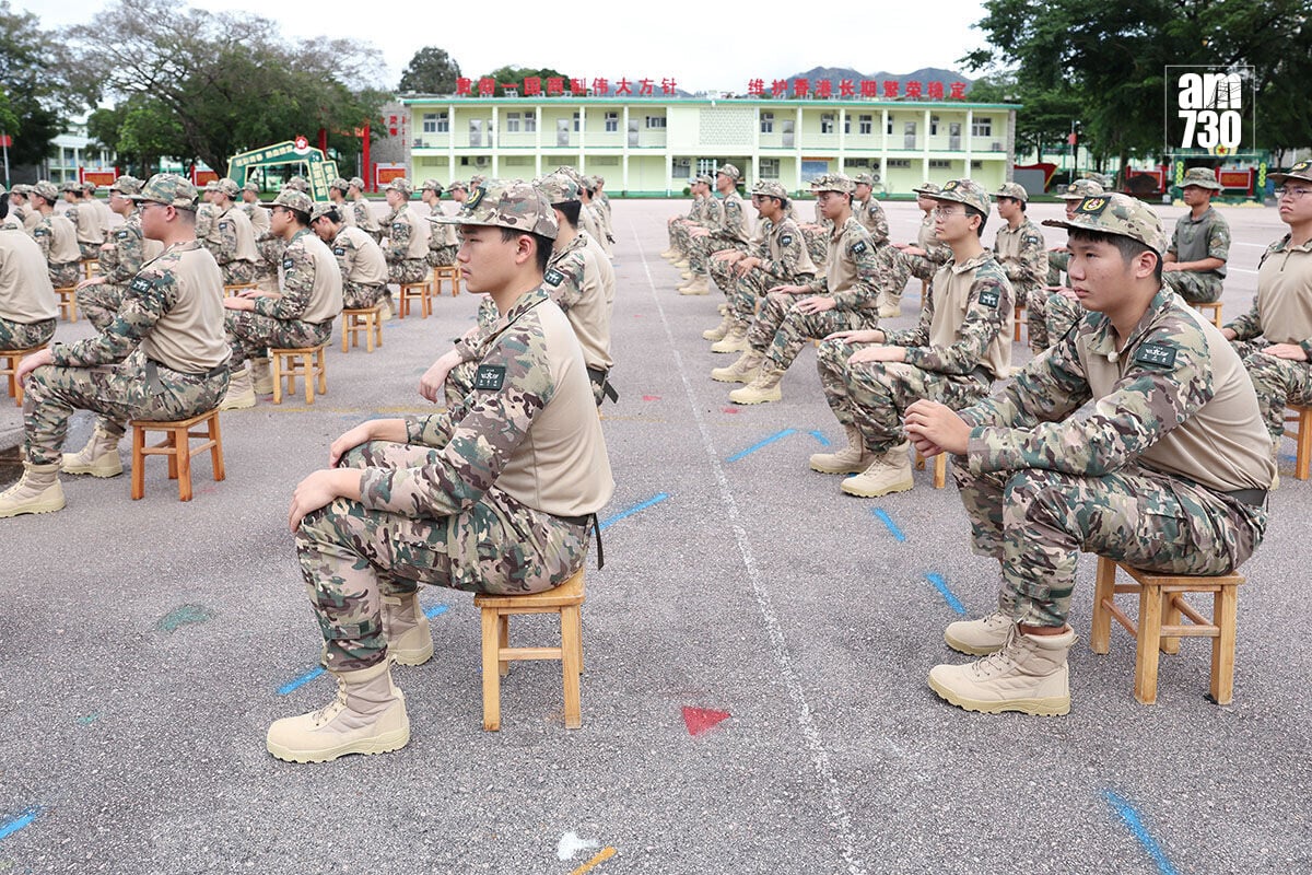 駐港解放軍青少年軍事夏令營暨大學生軍事生活體驗營舉行開營儀式。(中通社)