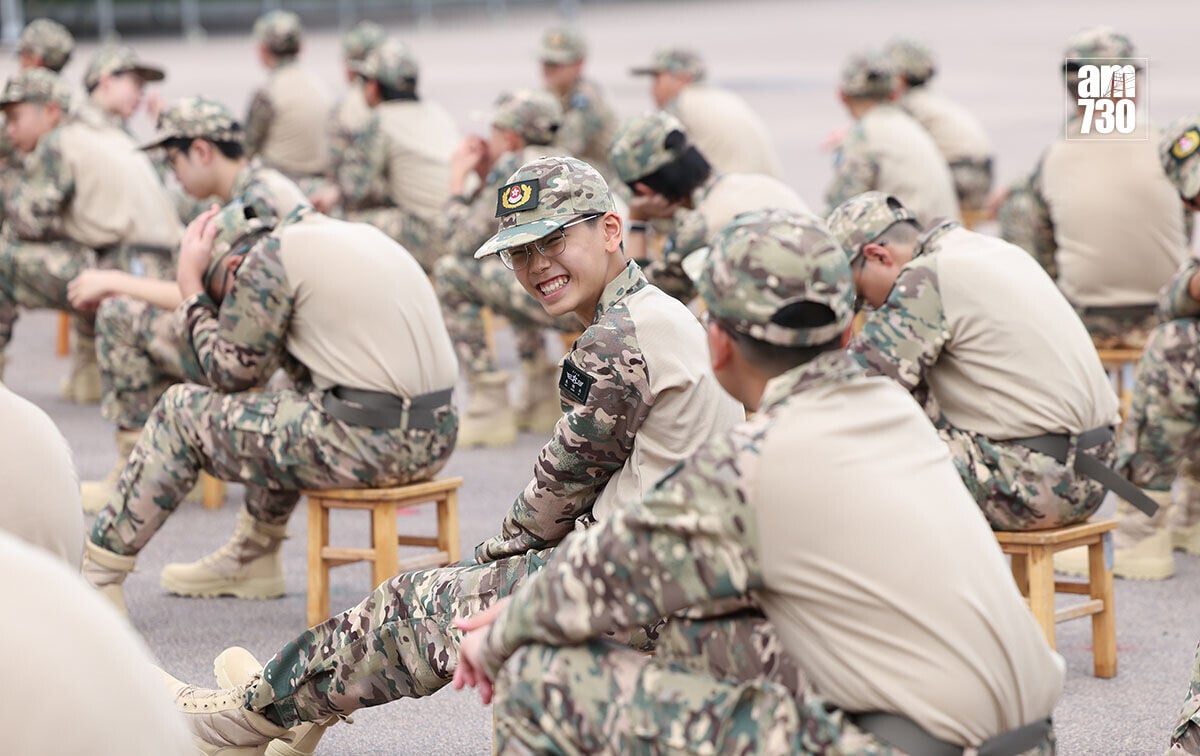 駐港解放軍青少年軍事夏令營暨大學生軍事生活體驗營舉行開營儀式。(中通社)