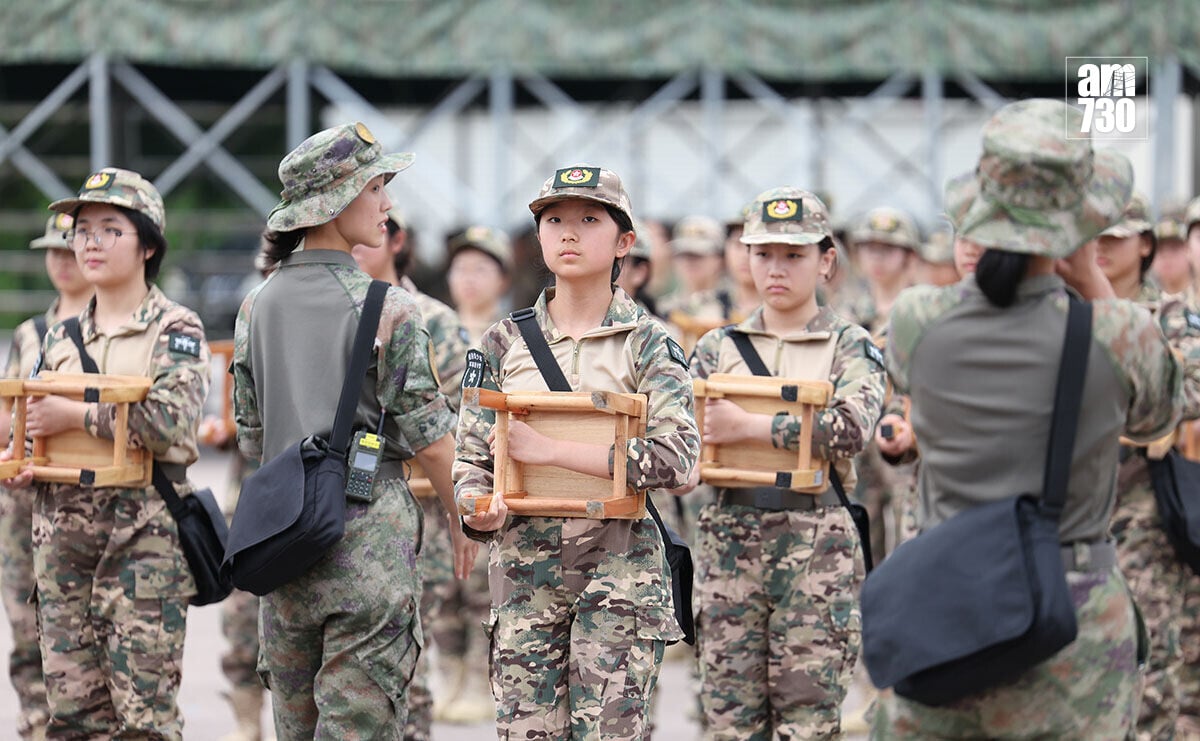 駐港解放軍青少年軍事夏令營暨大學生軍事生活體驗營舉行開營儀式,期間學員在場列隊。(中通社)