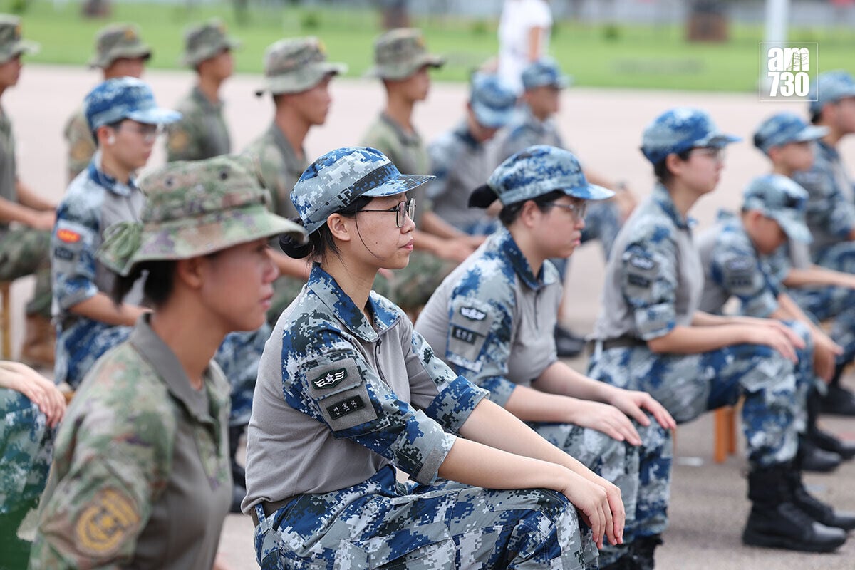 駐港解放軍青少年軍事夏令營暨大學生軍事生活體驗營舉行開營儀式。(中通社)