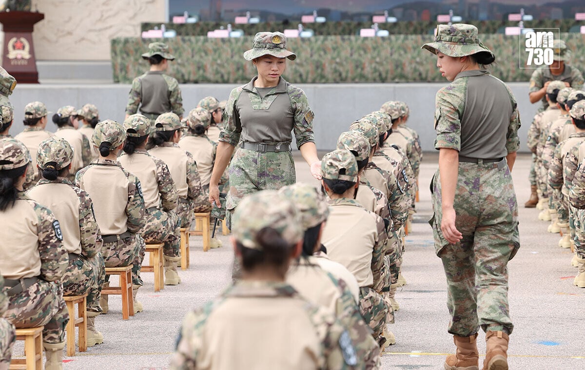 駐港解放軍青少年軍事夏令營暨大學生軍事生活體驗營舉行開營儀式。(中通社)