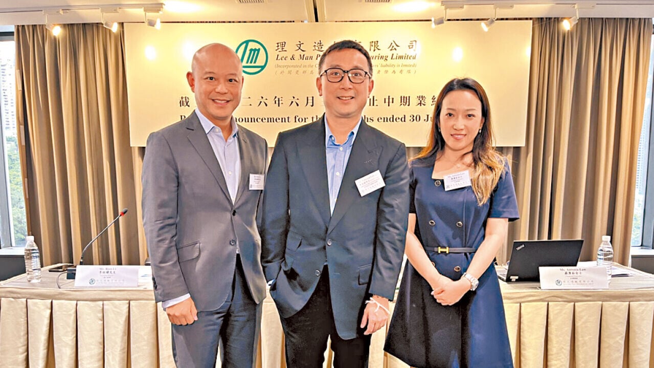 (左起)理文造紙執行董事李經緯，首席執行官兼執行董事李文斌，財務總監羅潔茹。(am730記者攝)