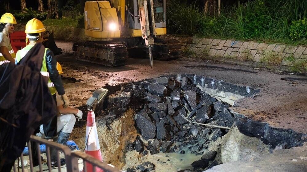 屯門青山公路水管滲漏搶修，爭取今午恢復供水。(FB/莊豪鋒)