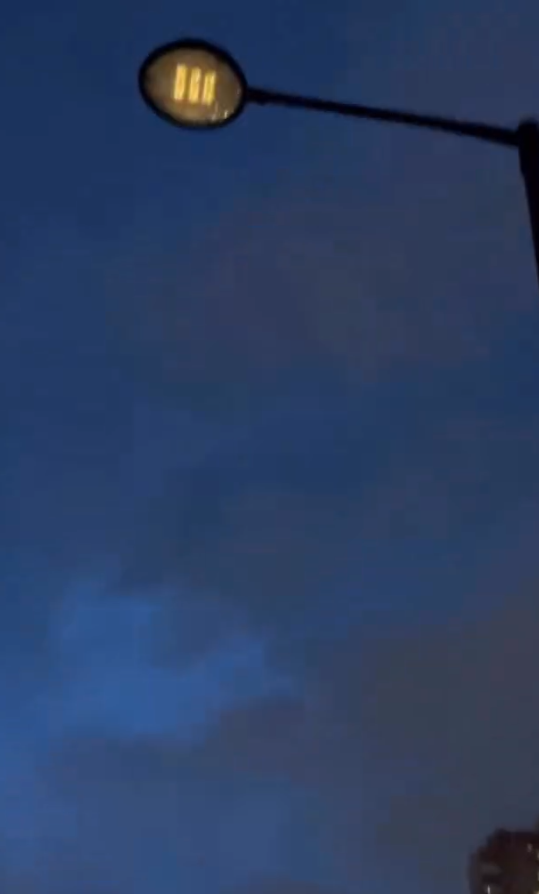 周一晚上7時許,葵涌區內多支街燈集體高速閃爍,情況持續近一小時。(Threads影片)