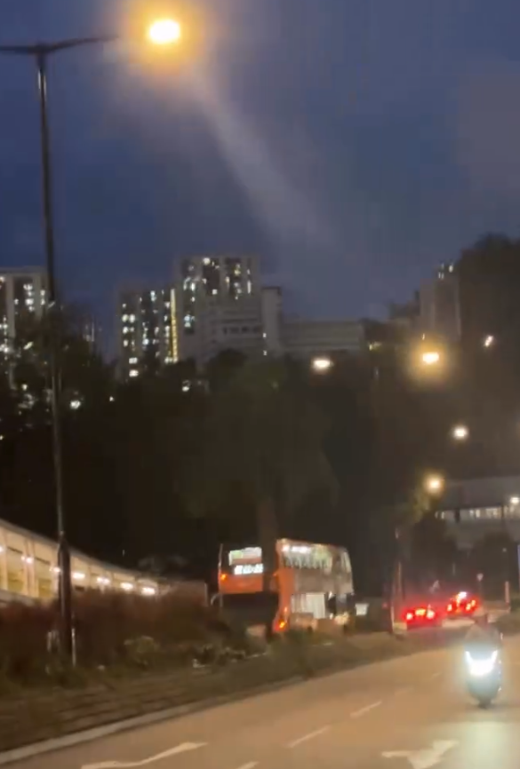 周一晚上7時許,葵涌區內多支街燈集體高速閃爍,情況持續近一小時。(Threads影片)