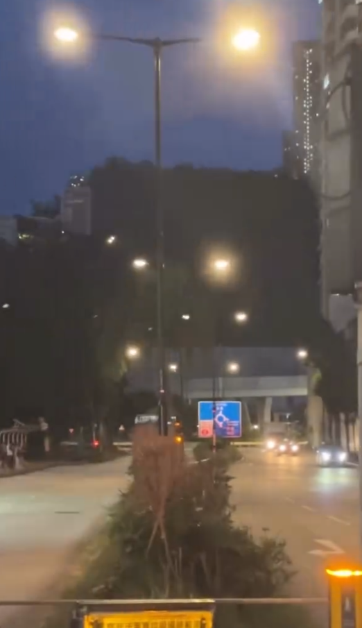 周一晚上7時許,葵涌區內多支街燈集體高速閃爍,情況持續近一小時。(Threads影片)