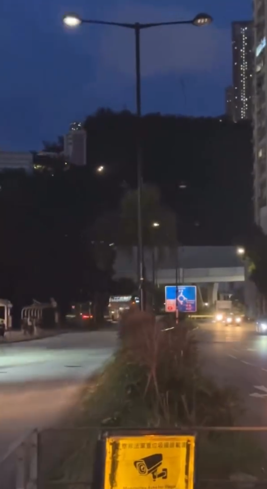 周一晚上7時許,葵涌區內多支街燈集體高速閃爍,情況持續近一小時。(Threads影片)
