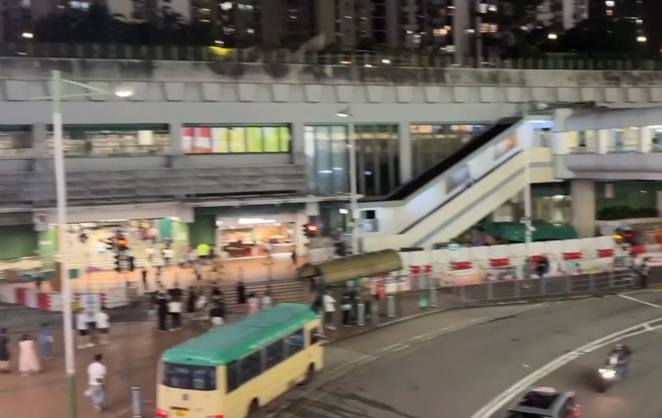 周一晚上7時許,葵涌區內多支街燈集體高速閃爍,情況持續近一小時。(Threads影片)