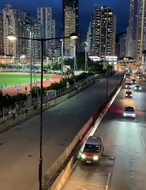 周一晚上7時許,葵涌區內多支街燈集體高速閃爍,情況持續近一小時。(Threads影片)