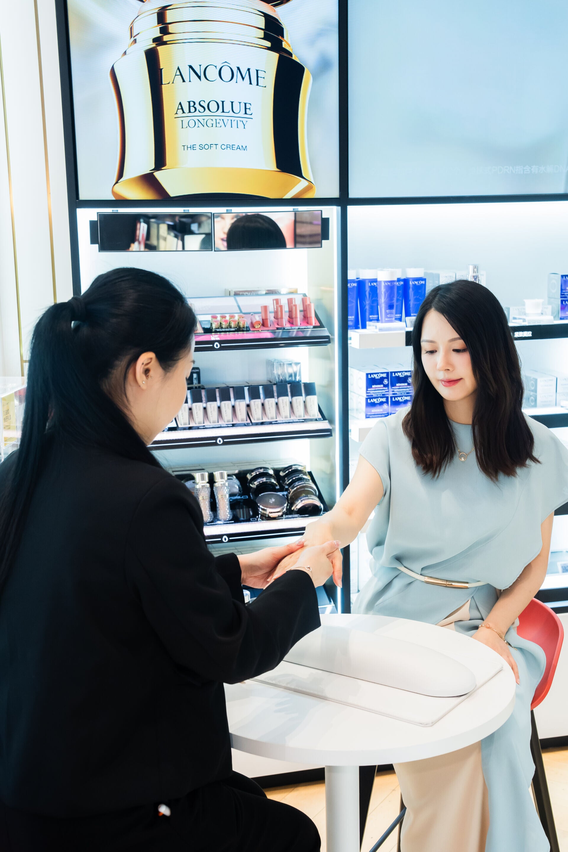 Lancôme則以專業護膚概念為主軸,提供肌膚諮詢及手部護理體驗,並介紹品牌經典護膚系列