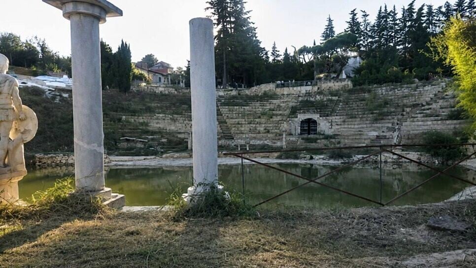 男子自建古羅馬遺址騙遊客十多年，凱撒大帝、埃及妖后被拖落水。(X)