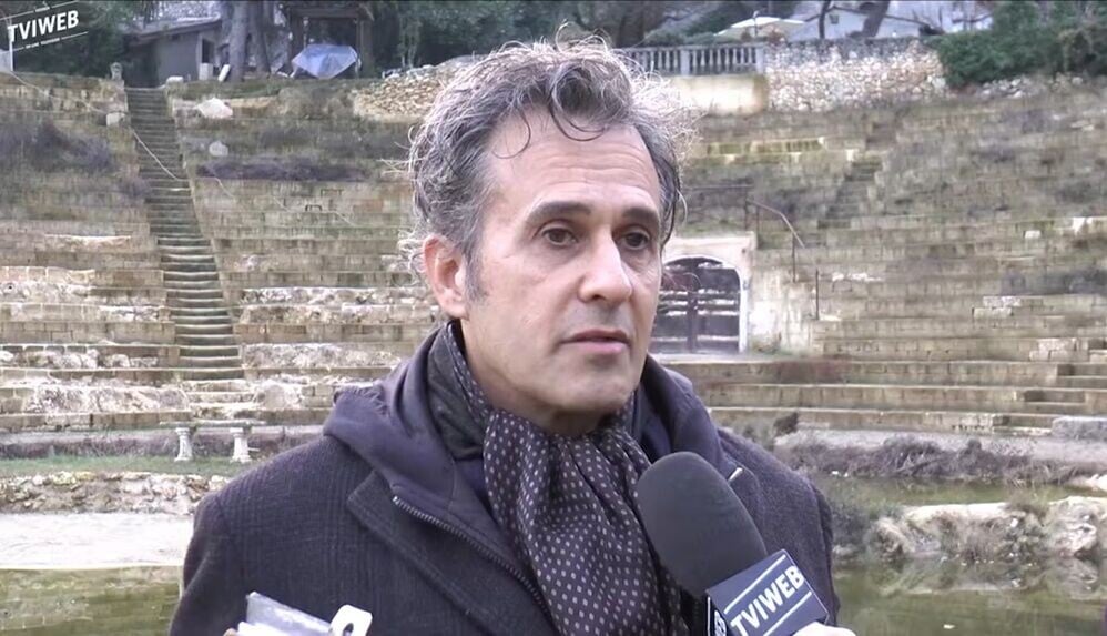 Franco Malosso建造了一座假古蹟。(X)
