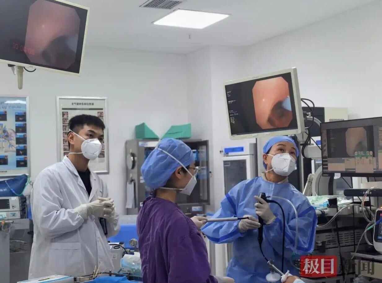 醫療團隊為劉男開刀取出異物。（圖／翻攝極目新聞）