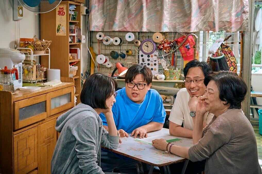 (左起)二姐區家瑤(周家怡 飾)、三弟區家齊(梁業 飾)、大哥區家樂(強尼 飾)和媽媽蘭姨(吳浣儀 飾)