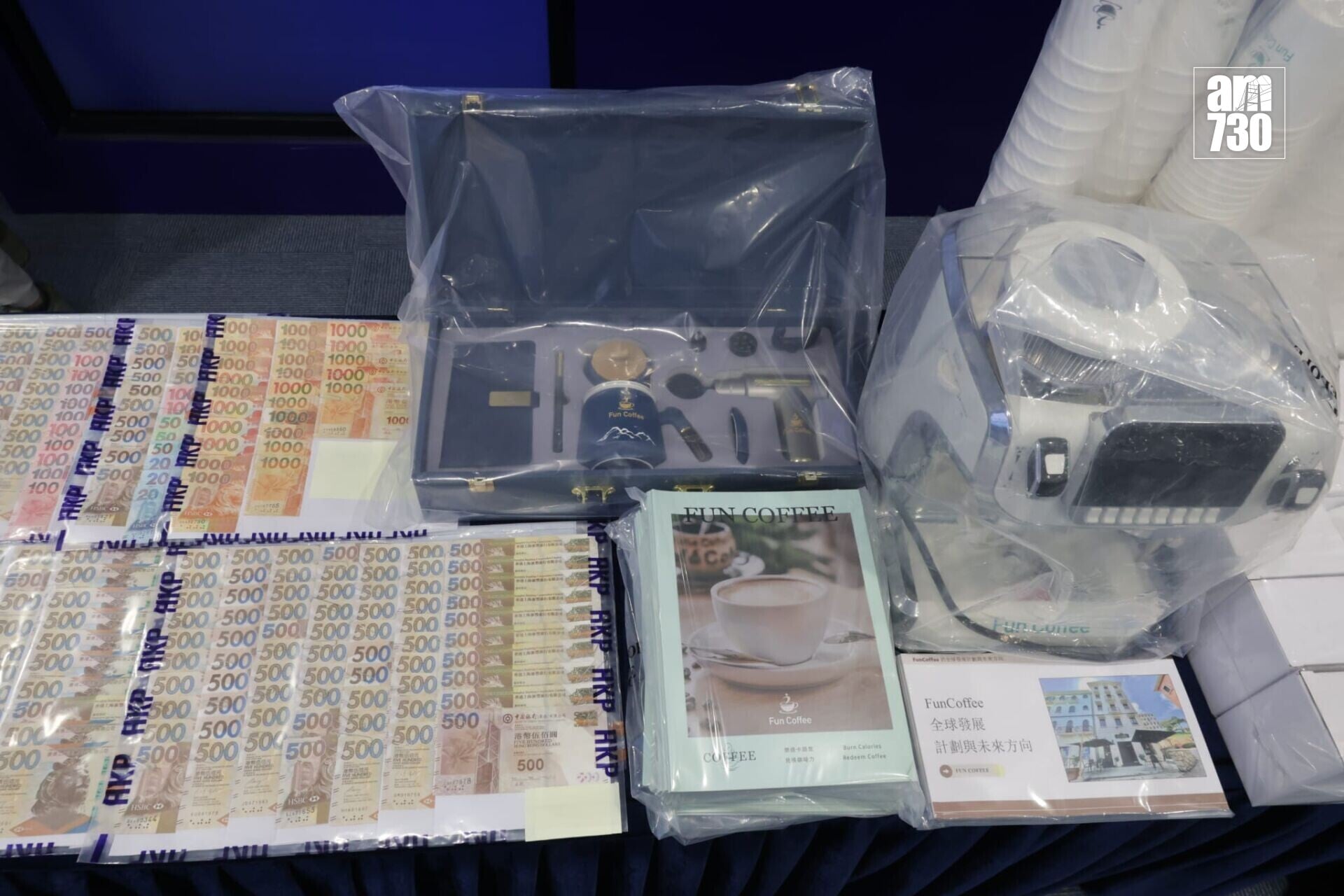 警方搜查涉案處所及被捕人士住所,檢獲大量證物。(鍾式明攝)