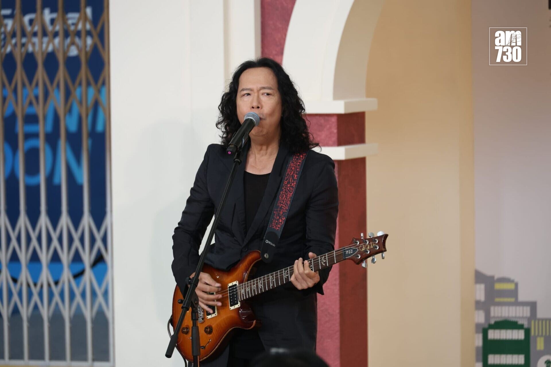 歌手鄧建明聯同香港傳承愛樂管弦樂團及上海樂灘城市樂隊演奏(林俊源攝)
