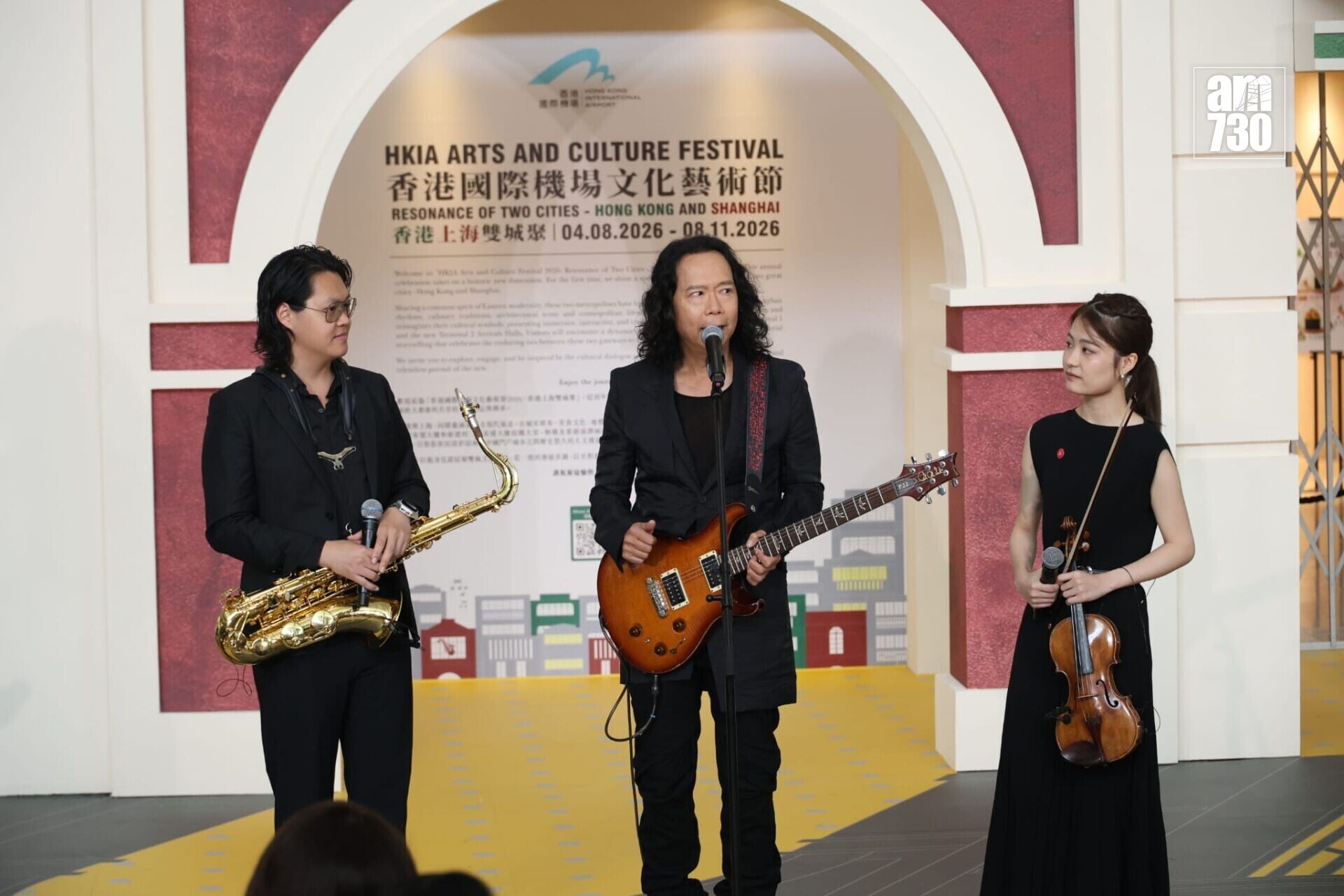 歌手鄧建明聯同香港傳承愛樂管弦樂團及上海樂灘城市樂隊演奏(林俊源攝)