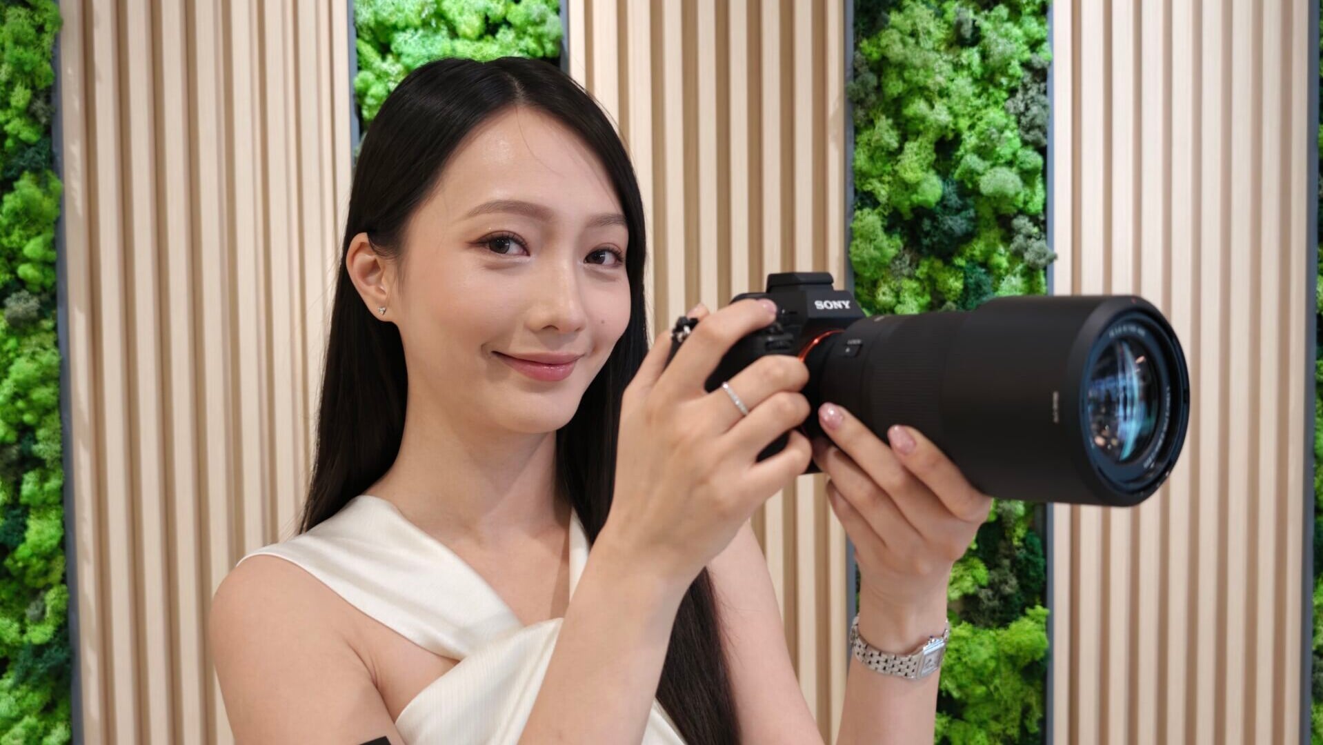 Sony發布最新長焦鏡頭FE 100-400mm F5.6-8 OSS（SEL100400）。