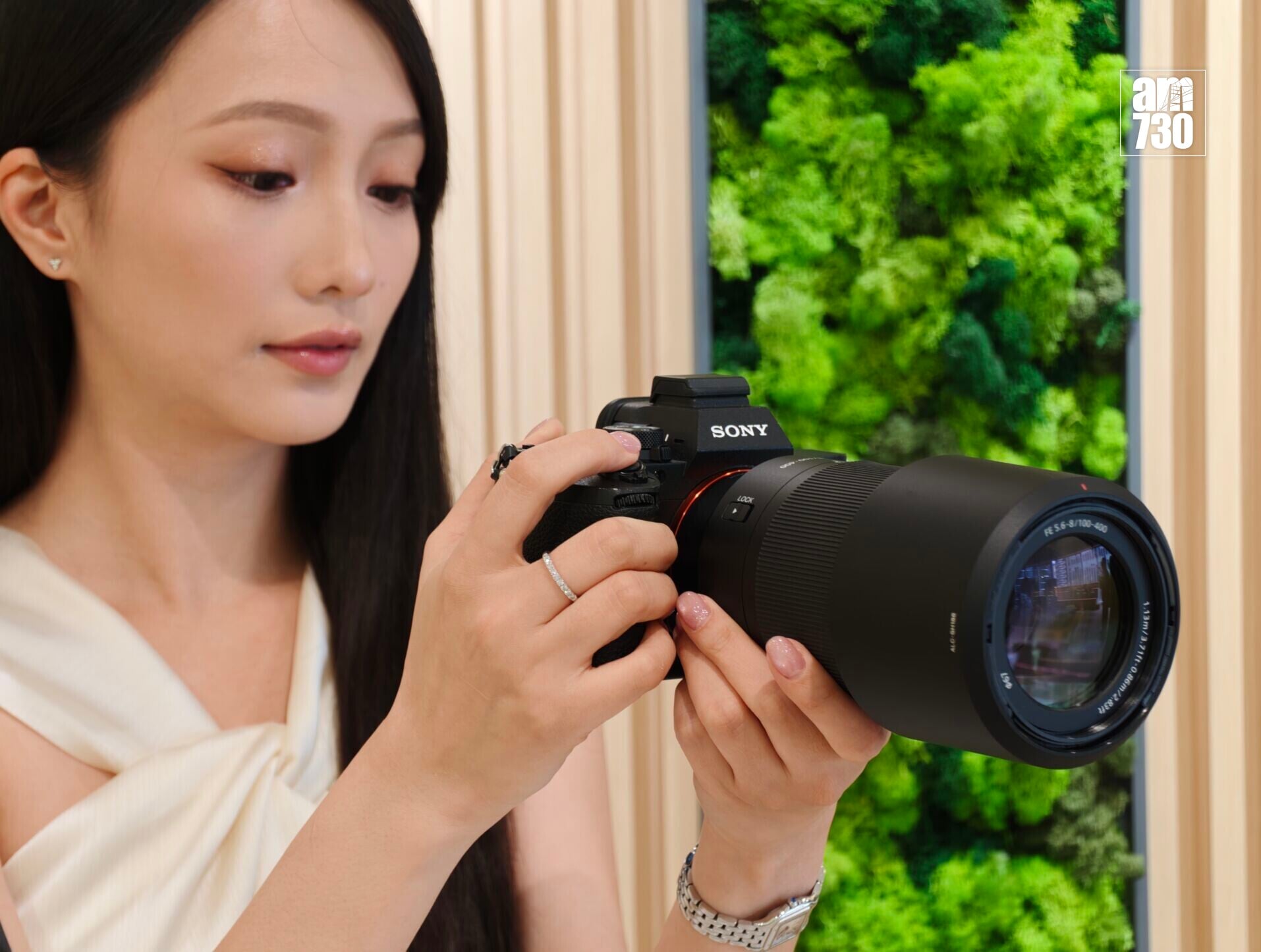 Sony SEL100400帶來100mm至400mm變焦範圍。